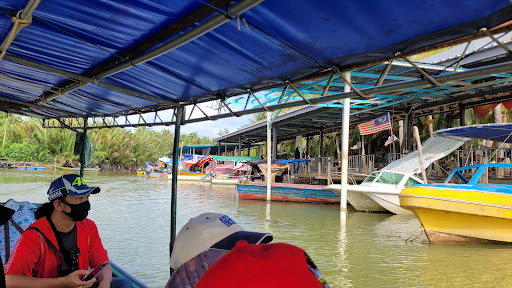 Pasar Terapung Pantai Suri